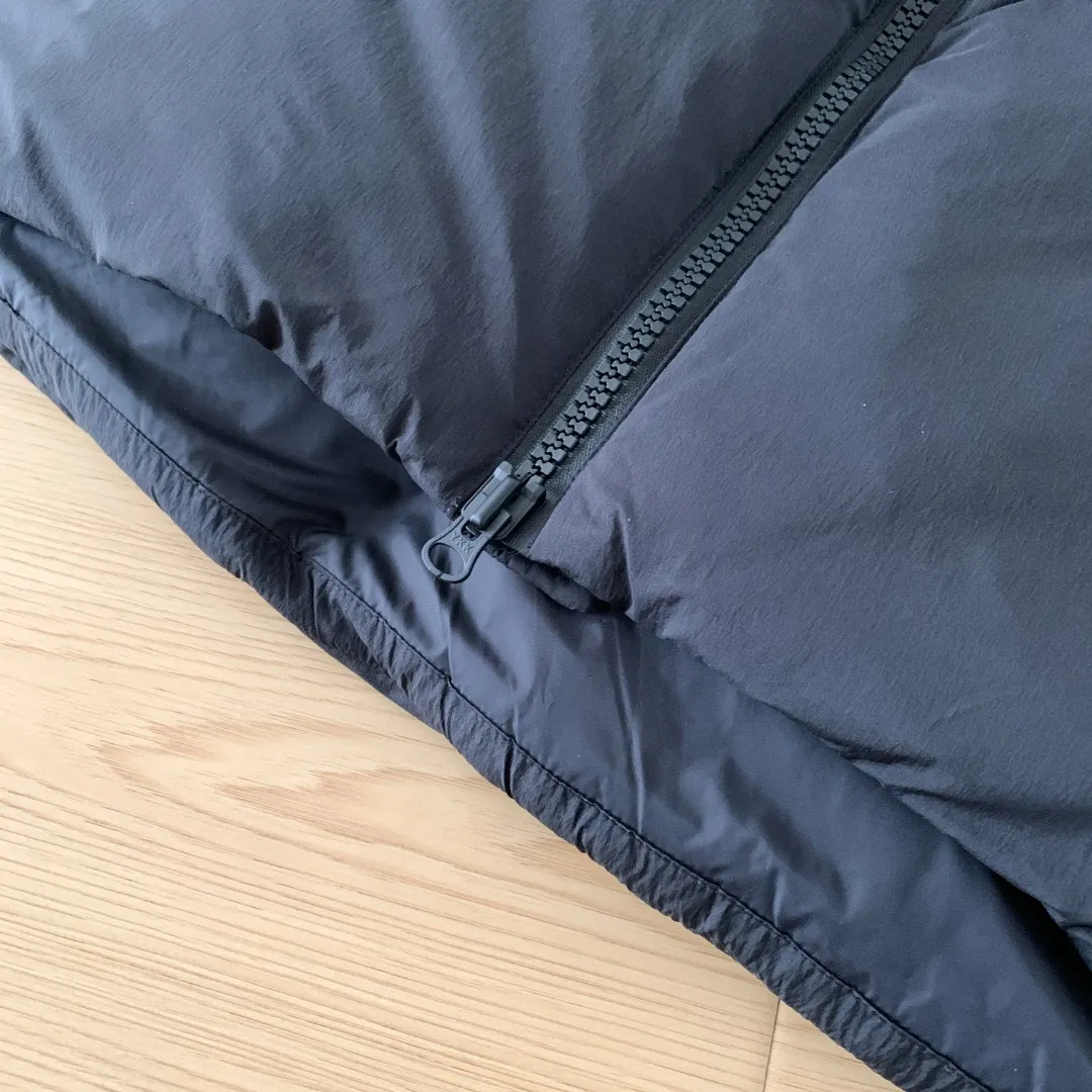 Style number: Y 172 2802M (high version) Canada gooes Canada goose Lawrence down jacket Lawrence down jacket provides basic protection for daily adventures. Delicately soft fabric, this is a water-repellent fabric that is soft to the touch yet durable. Filled with extremely fluffy white duck down. This piece has a quilted body and structured down. Padded collar and reflective double-stripe grip tape. Extended hem and tucked-in inner rib-knit cuffs. ⚠️The real color of the desert color is darker, consistent with the color on the official website. Color: Black Black Label Black Red Label Desert Color Ocean Blue Size: XS-2XL